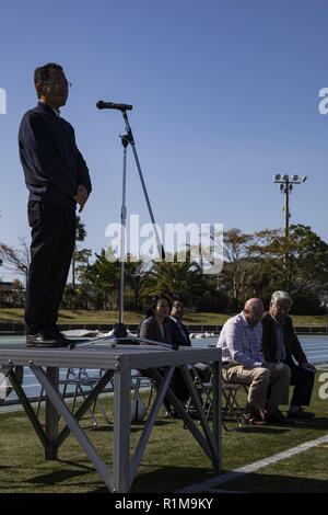 Masahiro Akase, Links, Generaldirektor der Chugoku-Shikoku Verteidigung Bureau, spricht zu den Athleten vor den USA und Japan Jugend-Fußball-Turnier am Suo-Oshima, Japan, Okt. 21, 2018. Jugend Sport Marine Corps Community Services Iwakuni-Programms organisiert die Veranstaltung als Teil seiner Mission Kinder im Alter von drei bis 15 Chancen in einer Vielzahl von Sport teil zu haben. Stockfoto