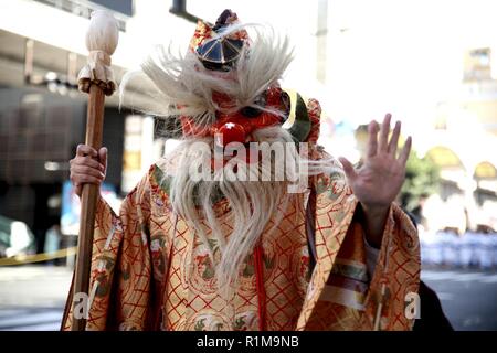 Eine japanische Lokale in einem "tengu" Kostüm gekleidet posiert für ein Foto während der 62 Iwakuni Matsuri Parade in der Stadt Iwakuni, Japan, Okt. 21, 2018. Die große Tengu, oder "Daitengu", ist eine imposante halb-menschlichen, deren markante Merkmale sind eine lange Nase und großen Flügeln. Ihre besonderen Fähigkeiten umfassen Steuerung der Wind, Schwertkampf und Flug. Marine Corps Air Station Personal Iwakuni, Japan Maritime Verteidigung-kraft service Mitglieder und Zivilisten beteiligt auch im Falle von Tanz in einer Parade durch die Stadt. Während der Veranstaltung, die Teilnehmer mit den Einheimischen interagiert, ausgetauschte Kulturen und Bräuche, und Stockfoto