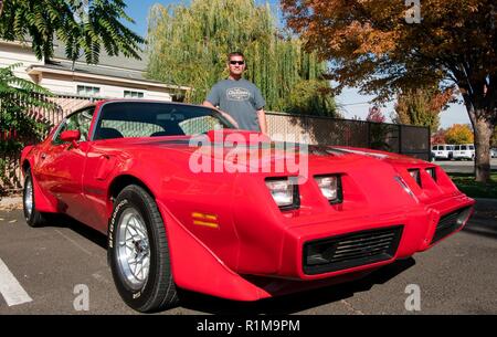 John berglin, Maschinenbauingenieur seine 1979 Pontiac Firebird Trans Am. Es ist seinen Liebling Auto, weil es "schnell, es ist eine Menge Spaß zu fahren, und es ist laut." John war einer der 15 US-Armee Korps der Ingenieure Walla Walla Bezirk Angestellte, die in der "Räder" teilgenommen, die am 19. Oktober 2018 in Walla Walla, Washington. Stockfoto