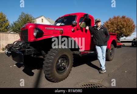 Bauingenieur, Bob Williams, kaufte sein Feuer 1953 Motor rot, Dodge Power Wagon, als Altersvorsorge für sich und seinen Hund. Er war einer der 15 US-Armee Korps der Ingenieure Walla Walla Bezirk Angestellte, die in der "Räder" teilgenommen, die am 19. Oktober 2018 in Walla Walla, Washington. Stockfoto