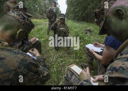 Ein Naval Reserve Officer Training Corps Midshipmen von der Tulane University, Slips ihr Kader Führer während die kleine Einheit Führung Auswertungen an Hopper Park, in Baton Rouge, La., 20. Oktober 2018. Marines von Marine Reserve, in New Orleans, unterstützt in der SULEs zu Erfahrung und Einsicht für midshipman zur Verfügung stellen, um sie besser für die Officer Candidate School und für Ihre zukünftige militärische Karriere vorzubereiten. Stockfoto