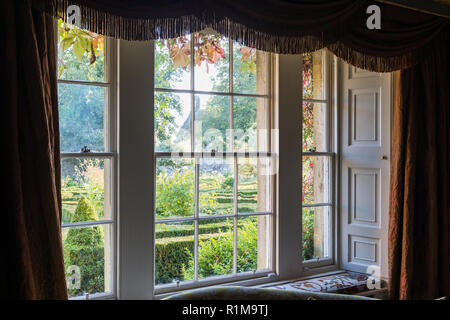 Erkerfenster mit offenen Vorhängen Stockfoto