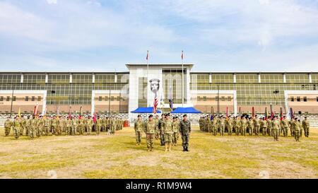 Lager Humphreys, Republik Korea - Generalmajor Scott McKean, ein San Jose, Kalifornien, native, Commander, 2 Infanterie Division/ROK-U.S. Kombinierte Division, und Befehl Sgt. Maj. Phil K. Barretto, die 2-ID/RUCD CSM und Aiea, Hawaii native, Posieren vor der neuen Abteilung zentrale Gebäude mit Soldaten vom 1. gepanzerte Brigade Combat Team, 3rd Infantry Division, und 3 ABCT, 1st Armored Division vor einer Übertragung der Autorität Zeremonie am Lager Humphreys, 22.Oktober. 3 ABCT dienen als die Drehzahlen der Brigade unter dem 2.Infanterie Division/ROK-U.S. Kombinierte Division. Dies ist der erste Stockfoto