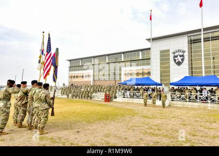 Lager Humphreys, Republik Korea - Col. Mike Adams, Commander, 1st Armored Brigade Combat Team, 3rd Infantry Division, Generalmajor Scott McKean, Commander, 2 Infanterie Division/ROK-U.S. Kombinierte Division, und Oberst Marc A. Cloutier, Commander, 3 ABCT, 1. Panzerdivision, Salute während einer Übertragung der Autorität Zeremonie am Lager Humphreys, 22.Oktober. 3 ABCT dienen als die Drehzahlen der Brigade unter dem 2.Infanterie Division/ROK-U.S. Kombinierte Division. Dies ist das erste Mal, dass die 1. AD Soldaten in Korea bereitgestellt haben. Stockfoto