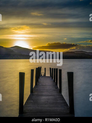 Sonnenuntergang an der Bootsanlegestelle, Derwentwater, Nationalpark Lake District, Cumbria, UK. Stockfoto