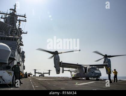 Arabische Meer (Okt. 2010) 21, 2018) Eine MV-22 Osprey tiltrotor Aircraft, die an der "Elche" der Marine Medium Tiltrotor Squadron (VMM) 166 (verstärkt), erstellt von der Flight Deck von Wasp-Klasse amphibisches Schiff USS Essex (LL 2), die während einer planmäßigen Einsatz von Essex Amphibious Ready Gruppe und 13 Marine Expeditionary Unit. USS Essex ist eine flexible und hartnäckige Navy-Marine Corps Team in die USA 5 Flotte Bereich der Maßnahme zur Unterstützung der Marine im Einsatz für die Stabilität und Sicherheit in der Region zu gewährleisten und verbindet das Mittelmeer und die Stockfoto