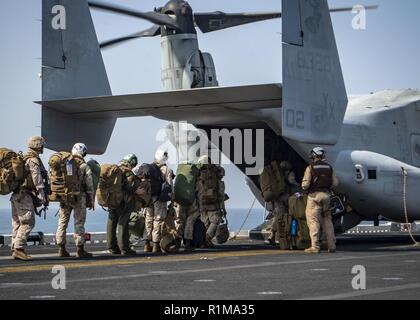 Arabische Meer (Okt. 2010) 21, 2018) Marines 13 Marine Expeditionary Unit Board eine MV-22 Osprey tiltrotor Aircraft, die an der "Elche" der Marine Medium Tiltrotor Squadron (VMM) 166 (verstärkt), auf dem Flugdeck des Wasp-Klasse amphibisches Schiff USS Essex (LL 2), die während einer planmäßigen Einsatz von Essex Amphibious Ready Gruppe und 13 MEU. USS Essex ist eine flexible und hartnäckige Navy-Marine Corps Team in die USA 5 Flotte Bereich der Maßnahme zur Unterstützung der Marine im Einsatz für die Stabilität und Sicherheit in der Region zu gewährleisten, Anschließen der Mediterr Stockfoto