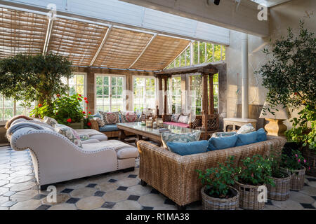 Wintergarten, Esszimmer mit Sofas Stockfoto