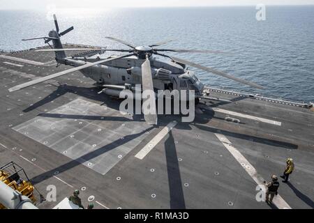 Arabische Meer (Okt. 2010) 21, 2018) Ein CH-53E Super Stallion Hubschrauber, die an der "Elche" der Marine Medium Tiltrotor Squadron (VMM) 166 (verstärkt), bereitet sich auf den Flugbetrieb auf dem Flugdeck der Wasp-Klasse amphibisches Schiff USS Essex (LL 2), die während einer planmäßigen Einsatz von Essex Amphibious Ready Gruppe und 13 Marine Expeditionary Unit. USS Essex ist eine flexible und hartnäckige Navy-Marine Corps Team in die USA 5 Flotte Bereich der Maßnahme zur Unterstützung der Marine im Einsatz für die Stabilität und Sicherheit in der Region zu gewährleisten, Anschließen der Mediterranea Stockfoto