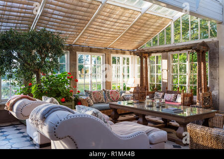 Wintergarten, Esszimmer mit Sofas Stockfoto