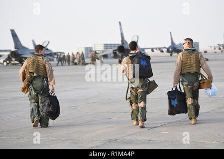 F-16 Fighting Falcon Piloten aus der 157 Expeditionary Jagdgeschwader zu Fuß ihre Jets vor dem Start an einem unbekannten Ort in Südwestasien, Okt. 18, 2018. Der 157 EFS kehrte heim in die 169th Fighter Wing stationiert am McEntire Joint National Guard Base, South Carolina, nach einer Implementierung zu 407 Air Expeditionary Gruppe zur Unterstützung der Operation inhärenten Lösen. Stockfoto