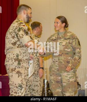 Us-Armee Sgt. Nicole L. Brophy zugeordnet zu Unternehmen A, 330, 150 Techniker Bataillon zur Abwehr von ABC-Waffen, also 155 gepanzerte Brigade Combat Team, erhält die Bundeswehr Abzeichen für militärische Leistungsfähigkeit während einer Diplomverleihung an Camp Arifjan, Kuwait, Okt. 20, 2018. Stockfoto