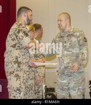 Us-Armee Sgt. First Class Dennie Mason, die Bereitschaft, nicht-Auftraggeber Officer in die Zentrale Gesellschaft zugeordnet, 150 Techniker Bataillon, 155 gepanzerte Brigade Combat Team, erhält die Bundeswehr Abzeichen für militärische Leistungsfähigkeit während einer Diplomverleihung an Camp Arifjan, Kuwait, Okt. 20, 2018. Stockfoto