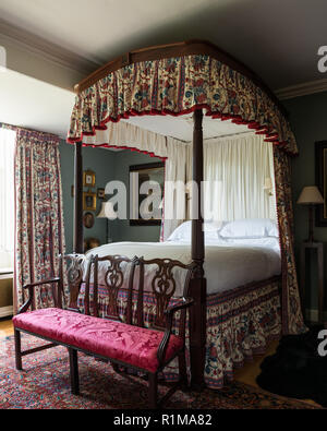 Himmelbett im viktorianischen Stil Schlafzimmer Stockfoto