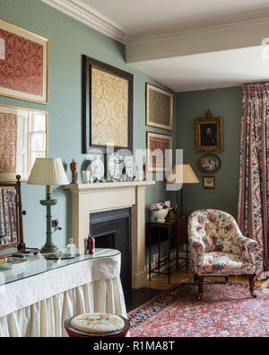 Kamin im Edwardianischen Schlafzimmer Stockfoto