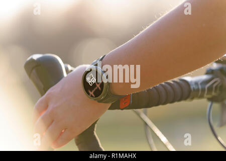 Die Frau mit dem Fahrrad und mit der Zukunft der Herzfrequenzsensor Stockfoto