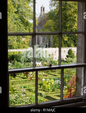 Schiebefenster mit Garten Stockfoto