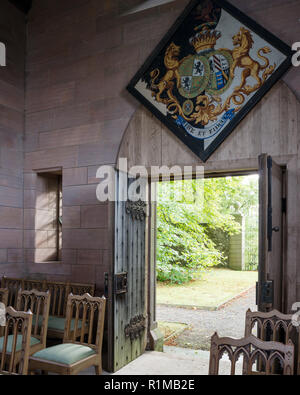 Wappen über Kirche Türen Stockfoto