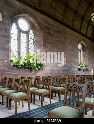 Stühle in gotische Kirche Stockfoto