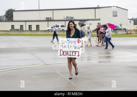 Familie und Freunde grüßen US Air Force Piloten, zu der 157 Fighter Squadron zugeordnet, auf dem Flug von McEntire Joint National Guard, Basis, nach einem erfolgreichen Air Expeditionary Force, um die Bereitstellung zu einem geheimen Ort im Südwesten Asien, 20. Oktober 2018. Die South Carolina der Air National Guard 169th Fighter Wing bereitgestellt F-16 Kampfjets und Fliegern, bestehend aus Spezialisten für Piloten, Wartung und Support Personal im Juli an die 407 Air Expeditionary Gruppe zur Unterstützung der Operation inhärenten Lösen. Stockfoto