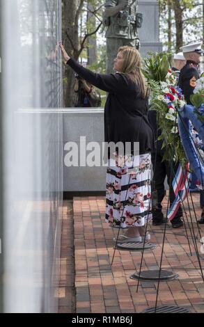 Familien Suche nach Namen ihre Lieben", die im Rahmen der 35. Tagung der Beirut Gedenkfeier Zeremonie an der Lejeune Memorial Gardens in Jacksonville, N.C., Okt. 23, 2018. Eine Gedenkfeier ist am 23.10 eines jeden Jahres statt jene Leben während der Terroranschläge auf US Marine Kaserne, Beirut, Libanon und Grenada verloren zu erinnern. Stockfoto