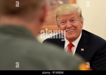 Präsident Donald J. Trumpf lächelt nach ein Witz während einer Diskussionsrunde mit Mitglieder des Kabinetts, Kongressabgeordnete, und Verteidigung Branchenführer Oktober 19, 2018, bei Luke Air Force Base, Ariz. Die Diskussion über eine Stunde dauerte und behandelten Themen einschließlich Verteidigung Verträge, Arizona militärischen Beiträge, und der F-35. Stockfoto