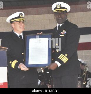 DAHLGREN, Va (Okt. 2010) 19, 2018) - Adm. Tom Anderson, Naval Surface Warfare Center (NSWC) Commander, und Kapitän Godfrey 'Gus' Weekes, NSWC Dahlgren Division kommandierender Offizier halten Sie die Virginia Resolution der Generalversammlung der Verkündigung 16. Okt. als dahlgren Tag während das Grand Finale Feier der NSWC Dahlgren Division Centennial. Virginia State Sen. Richard Stuart und Virginia delegieren Margaret Ransone lesen und präsentiert die Lösung auf der Veranstaltung. Stockfoto