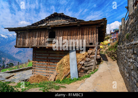 Traditionelles Holzhaus überhängenden Tal im Himalaya, Indien Stockfoto