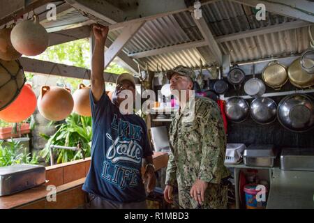 ROTA, Commonwealth der Nördlichen Marianen (Okt. 2010) 22, 2018) Builder 3. Klasse William Mathis, zugeordnet zu den Marine Mobile Konstruktion Bataillon (NMCB) (1), Trennung Guam, von Ragland, Ala, spricht mit einem Hausbesitzer während einer Tour der rekonstruierten Dächer auf Häuser, die während der Typhoon Mangkhut beschädigt wurden. NMCB 1, loslösung Guam, Commander, Task Force 75 zugeordnet, ist die Korrelation mit der Defense Security Cooperation Agency, des Commonwealth setzt sich für Wiederaufnahme Bemühungen, Cnmi und der Federal Emergency Management Agency beim Wiederaufbau der Dächer für Wohnungen bei Katastrophenhilfemaßnahmen i Stockfoto