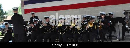 DAHLGREN, Va (Okt. 2010) 19, 2018) - die Marine Band spielt im Grand Finale Feier der Naval Surface Warfare Center Dahlgren Division (NSWCDD) Centennial. Die Zeremonie beendet ein Jahr der Centennial Aktivitäten - von einem Konzert und Picknick zu Podcasts und eine Rakete Contest - Regierung Zivilisten, Rüstungsunternehmen und militärisches Personal in Naval Surface Warfare Center Dahlgren Division (NSWCDD) reiste down Memory Lane, die bis zu den 100 - diesen Monat Jahr. Stockfoto