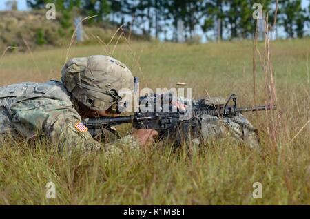 Us-Armee Sgt. Antony Alvarado, in Fort Hood, Texas stationiert, Brände der M4 Carbine während der US-Streitkräfte Befehl Kleinwaffen Wettbewerb in Fort Bragg, North Carolina, Okt. 23, 2018. Stockfoto