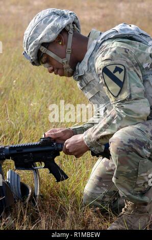 U.S. Army Staff Sgt. Germiah kann in Fort Hood, Texas stationiert, macht Einstellungen an seiner M4 Carbine in den US-Streitkräften kommando Kleinwaffen Wettbewerb in Fort Bragg, North Carolina, Okt. 23, 2018. Stockfoto