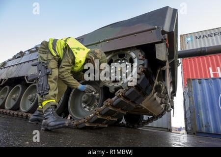 Inspektion eines Deutschen Kampfpanzer Leopard 2 nach dem Entladen von der norwegischen Vorbeugende medizinische Techniker in den Hafen von Fredrikstad in Norwegen. NATO-Übung Trident Punkt in Norwegen, Fredrikstad am 11.10.2018. Stockfoto