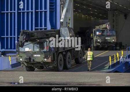 Entladen von mobilen Kränen aus dem Dänischen Roll-on-roll-off-Schiff Lade Germania durch den deutschen Hafen Umgang mit Unternehmen der Logistik Bataillons 161 im Hafen von Fredrikstad in Norwegen. NATO-Übung Trident Punkt in Norwegen, Fredrikstad am 11.10.2018. Stockfoto