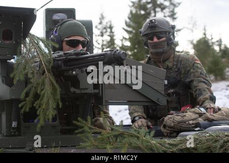 Deutsche Corporal (oder -5) Michael Winter (links) und Staff Sgt. (Oder -7) Marian Rieg einen MG-3 Maschinengewehr in Rena, Norwegen am 23. Oktober 2018 vorzubereiten. Die NATO und Norwegen sind die Vorbereitung für eine der größten militärischen Übungen überhaupt im Land statt. Bei einigen hektischen Wochen im Oktober und November, rund 50.000 Teilnehmer aus aller NATO und seine Partner Norwegen zur Übung Trident Zeitpunkt 2018 kommen werden. Stockfoto