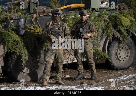 Deutsche Corporal (oder -5) Michael Winter (links) und Staff Sgt. (Oder -7) Marian Rieg vor ihren Fennek four-wheeled Armored reconnaissance Vehicle in Rena, Norwegen am 23. Oktober 2018 dar. Die NATO und Norwegen sind die Vorbereitung für eine der größten militärischen Übungen überhaupt im Land statt. Bei einigen hektischen Wochen im Oktober und November, rund 50.000 Teilnehmer aus aller NATO und seine Partner Norwegen zur Übung Trident Zeitpunkt 2018 kommen werden. Stockfoto