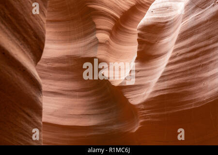 Schöne erosed stonesand Bildung durch den Wind en Antelope Canyon, Page, Arizona, USA. Wundervolles abgestreift Stein Textur, von Gold zu Orange geht Stockfoto