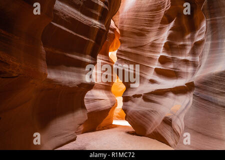 Schöne erosed stonesand Bildung durch den Wind en Antelope Canyon, Page, Arizona, USA. Wundervolles abgestreift Stein Textur, von Gold zu Orange geht Stockfoto