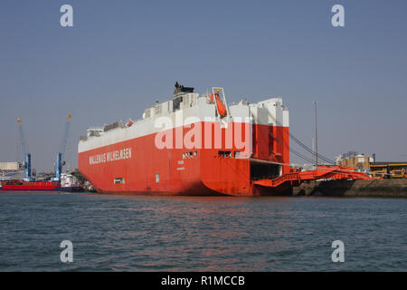 Wallenius Wilhelmsen Toledo, gesehen in Southampton Docks, während die Weitergabe der Hythe Fähre günstig Stockfoto