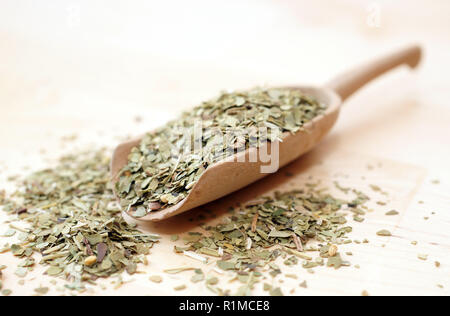 Tee Schaufel mit Mate Tee Blätter Stockfoto