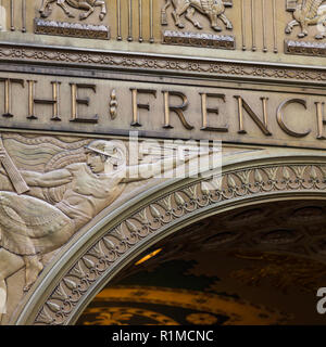 Carving Details am Eingang von Fred F. französischen Gebäude, Fifth Avenue, Manhattan, New York City, New York State, USA Stockfoto