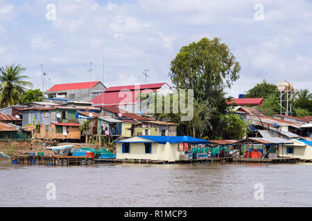 Typische slum Wellpappe Zinn Häuser auf Stelzen in Fischerdorf entlang des Mekong River. Kambodscha, Südostasien Stockfoto