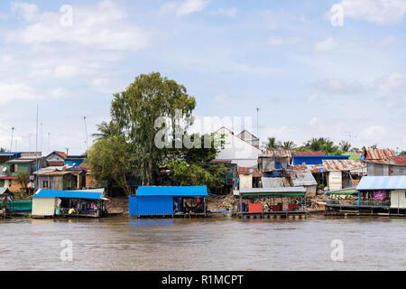 Typische Zinn Häuser auf Stelzen in Slum Elendsviertel Dorf entlang des Mekong River. Kambodscha, Südostasien Stockfoto