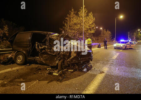 Asprovalta, Griechenland - 9 November, 2018: Eine Tote und 24 Verletzte mit illegalen Einwanderern ist der Bericht von der Straße Unfall mit einem Van durch Lkw-t Stockfoto