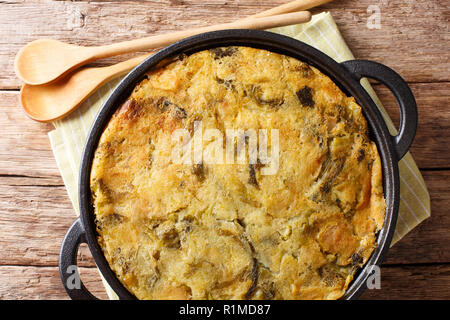 Hausgemachte Englisch Bubble & Squeak gebackenes Kartoffelpüree mit Rotkohl und Rosenkohl in einer Pfanne auf dem Tisch. horizontal oben Ansicht von oben Stockfoto