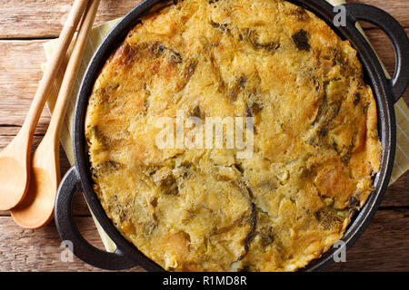 Englisch vegetarische Bubble & Squeak aus Kartoffeln mit Rotkohl und Rosenkohl close-up in der Pfanne. Horizontal oben Ansicht von oben Stockfoto