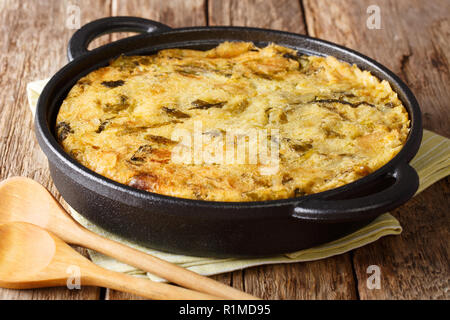 Gesunde Ernährung Englisch Lebensmittel Bubble & Squeak aus gebackenem Kartoffelpüree mit Rotkohl und Rosenkohl in einer Pfanne auf dem Tisch. Horizontale Stockfoto