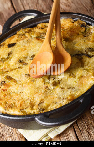 Beliebte britische Lebensmittel Bubble & Squeak aus Kartoffelpüree mit Rotkohl und Rosenkohl close-up in einer Pfanne. Vertikale Stockfoto