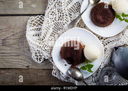 Schokolade Fondant - lava Kuchen mit Vanilleeis Stockfoto