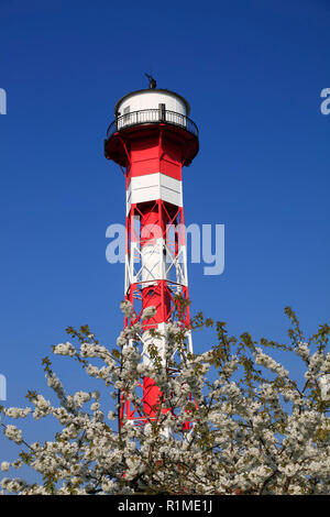 Der alte Leuchtturm an der Elbe in Gruenendeich, Altes Land, Niedersachsen, Deutschland, Europa Stockfoto